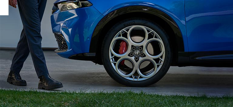 Alfa Romeo Tonale in Misano Blue Front Left 20” Alloy Wheel Close Up